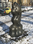 905777 Afbeelding het bronzen beeldhouwwerk 'Zonder titel' van Karen Oude Alink (1960) in winterse sfeer, in 1994 ...